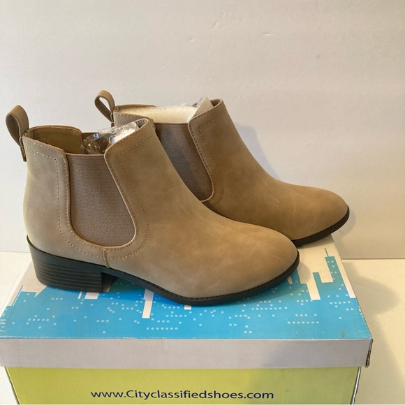 NWT Faux suede ankle boots - Picture 5 of 5